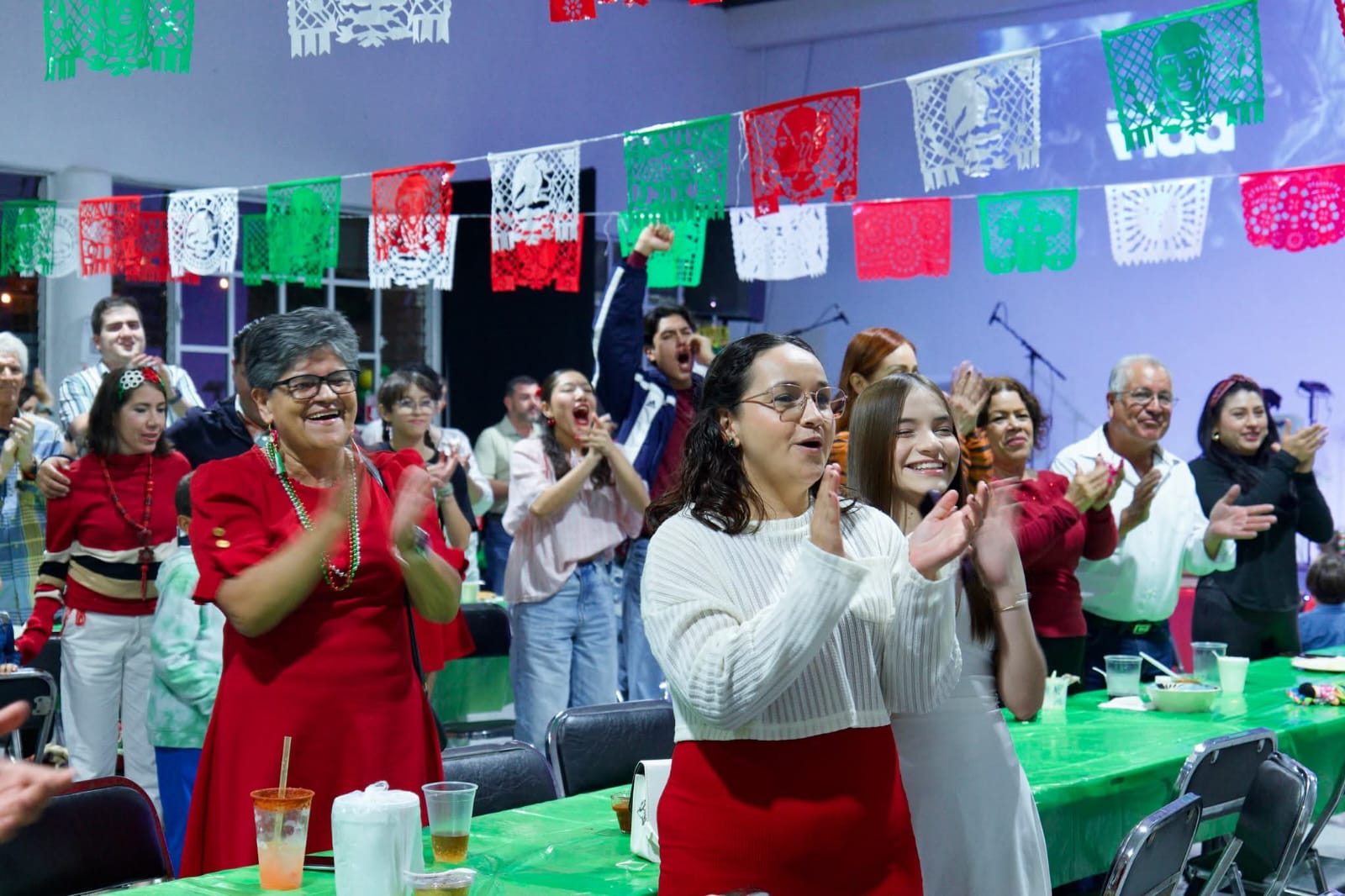 Gente aplaudiendo y celebrando con alegría
